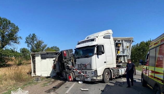 У Миколаївській області спостерігаються труднощі у русі на трасі М-14 через аварію за участю вантажних автомобілів і легкового транспортного засобу.