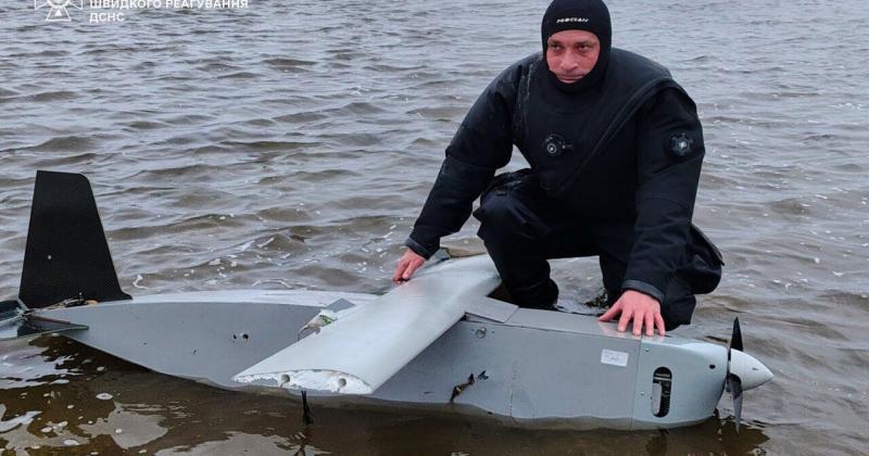 Водолази дістали частини безпілотника з Київського водосховища, повідомляє ДСНС. ФОТО.