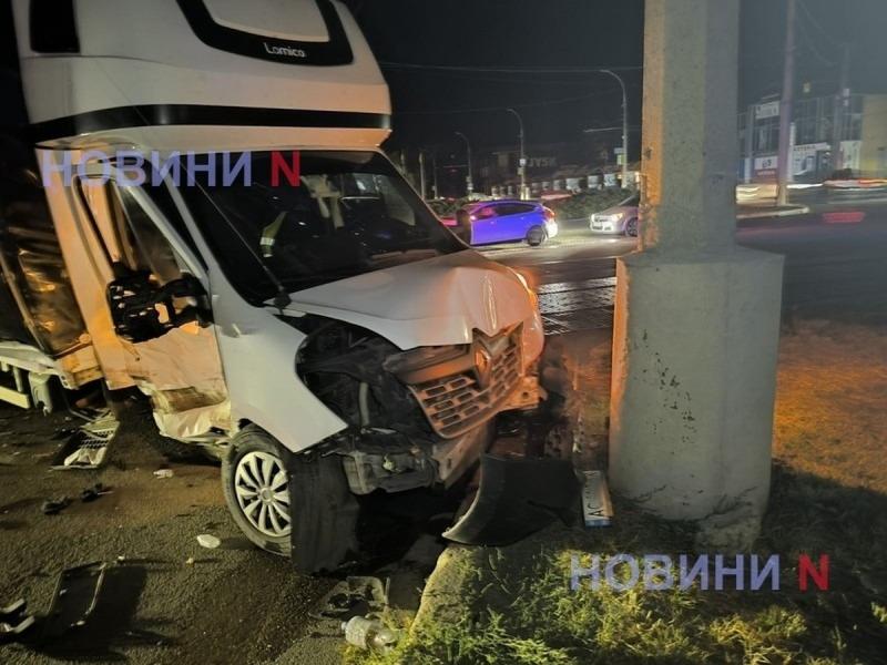 У серці Миколаєва сталася аварія за участю вантажівки, що перевозила дві тонни заморожених... собак.