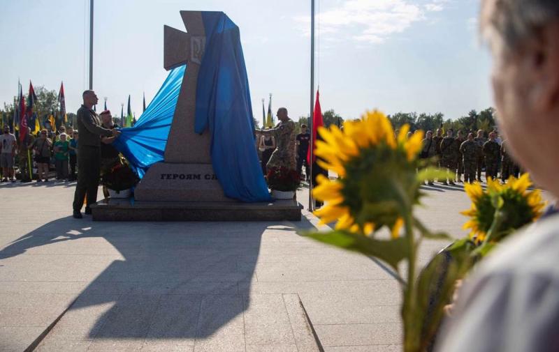 Кличко віддав шану загиблим воїнам та долучився до церемонії відкриття меморіального пам'ятника.