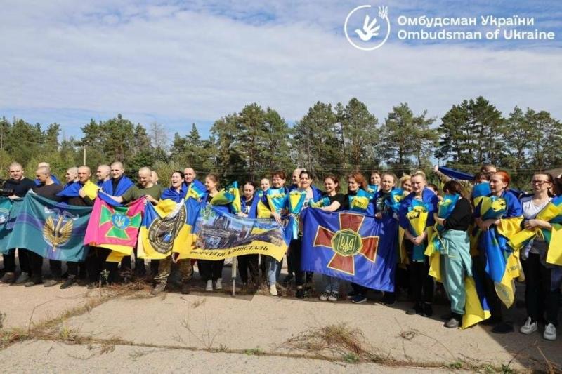 49 українських військовослужбовців, які були в полоні, повернулися додому: серед них є бійець з 