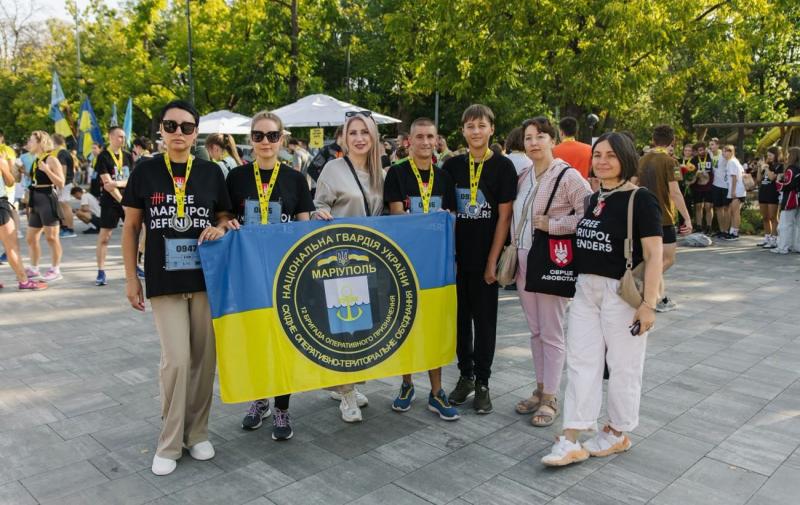 Понад тисячу жителів Києва висловили свою підтримку українським полоненим під час адвокаційного забігу.