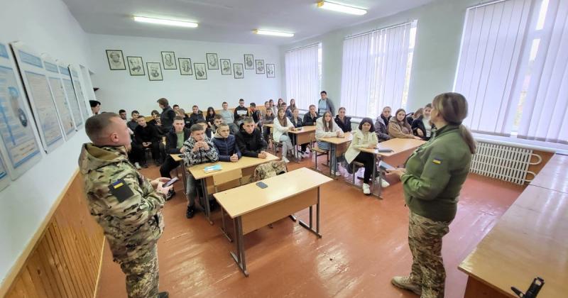 У Львівській області співробітники територіальних центрів комплектування проводять зустрічі зі старшокласниками в навчальних закладах: оголошено мету - Новини bigmir)net