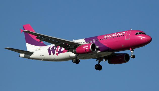 В Грузії літак Wizz Air зазнав двох ударів блискавки, після чого він був змушений повернутися до аеропорту, повідомляють ЗМІ.