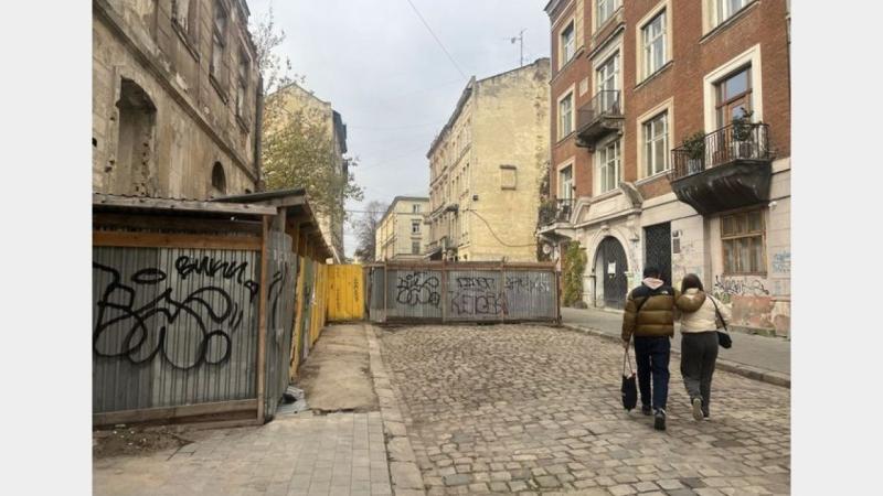 У самому серці Львова відновлено ділянку вулиці, яка залишалася незавершеною через замороження проекту забудовниками на протязі 14 років.