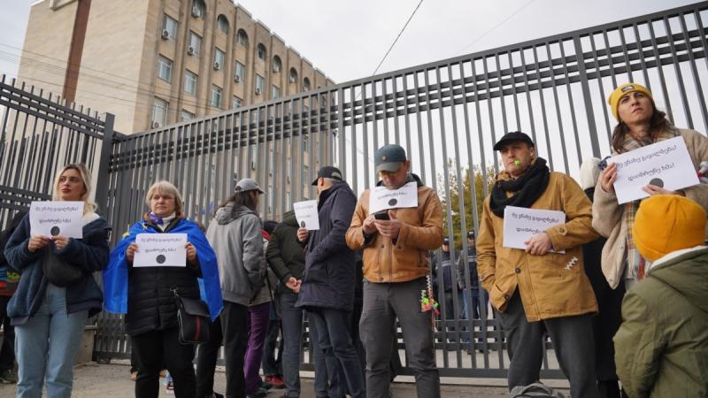 У Тбілісі правоохоронці арештували трьох протестувальників, які влаштували акцію біля будівлі Центральної виборчої комісії, повідомляють ЗМІ.